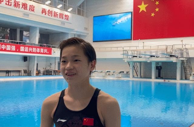 15岁全红婵真懂事！哥哥卖货妹妹捧场，爸爸开女儿豪车带兄弟兜风