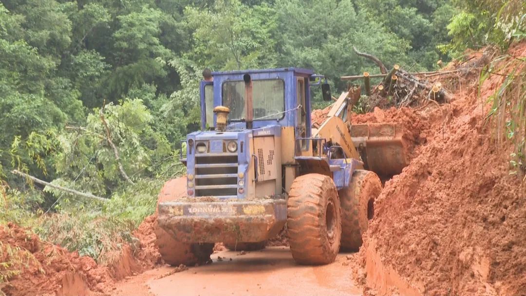 「防灾减灾」连城：暴雨致道路溜方受阻 部门联动抢修保畅通