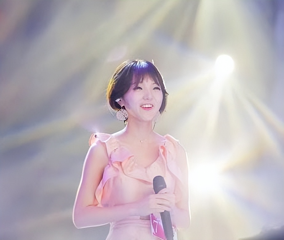 985毕业科班出身，实力不俗被称小邓紫棋，因生病变丑遭外貌羞辱