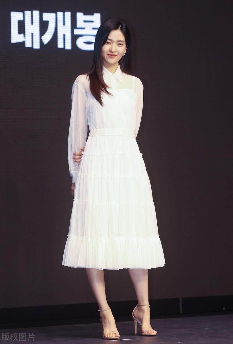 首尔《外星+人》发布会金泰莉白色裙摆优雅端庄