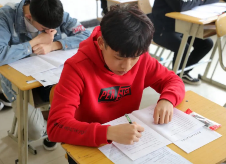 高考和走单招的差距不是一般大，高三一模380分，聪明学生这样选