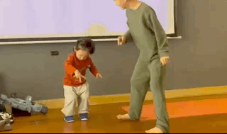 应采儿晒小儿子萌态，2岁HoHo身材纤长眉清目秀，玩泡泡机萌态足