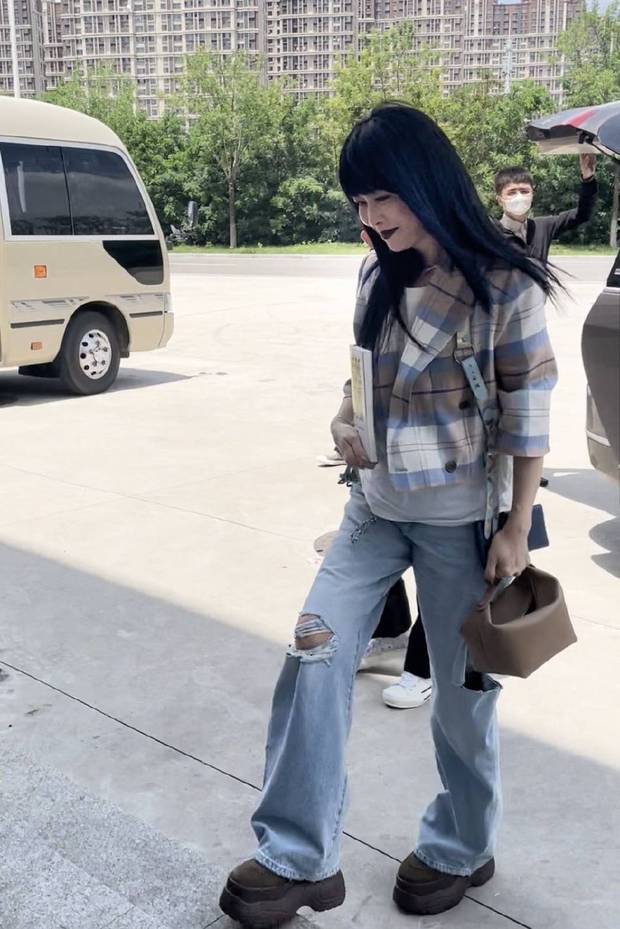 那英录综艺个性黑唇气场全开 休闲穿搭御姐风十足