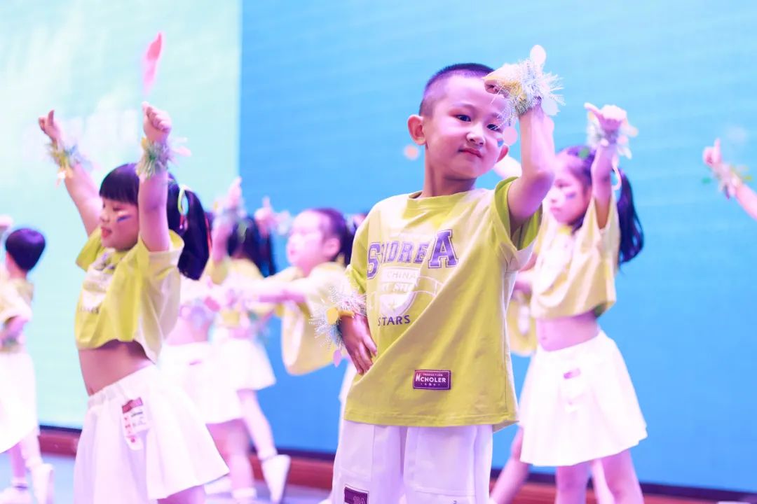 天府新区华阳实验小学举行“童星耀五月·艺术绽花开”群舞比赛