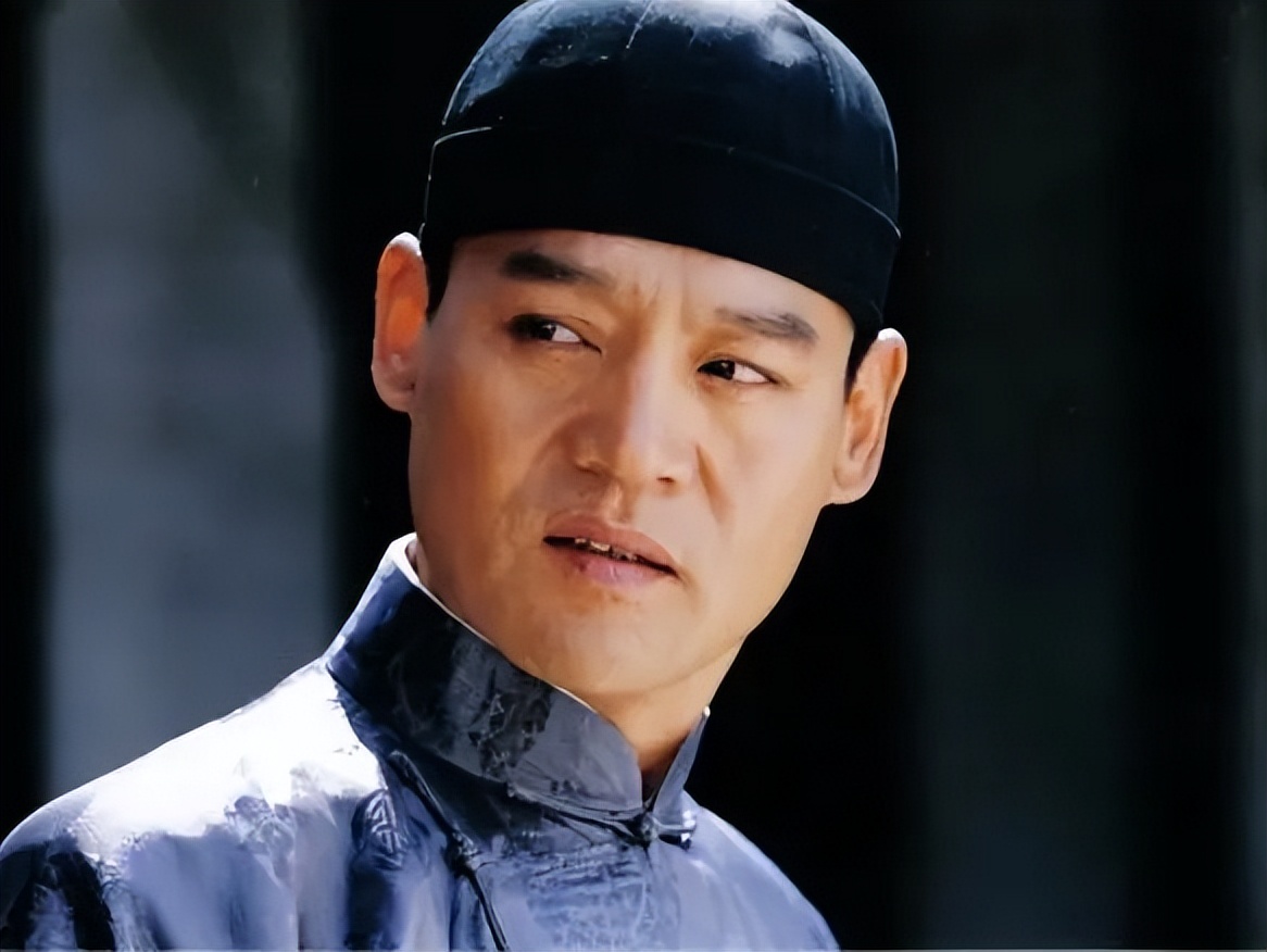 66岁巍子满头白发精神抖擞,从艺30余载,既有血泪也有忘恩负义