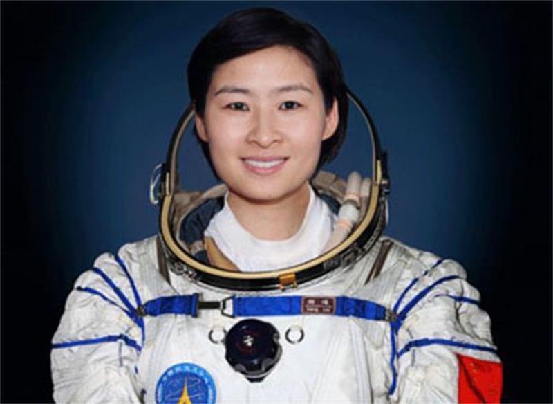 把广告牌里的明星，换成英雄人物照片！你支持吗？