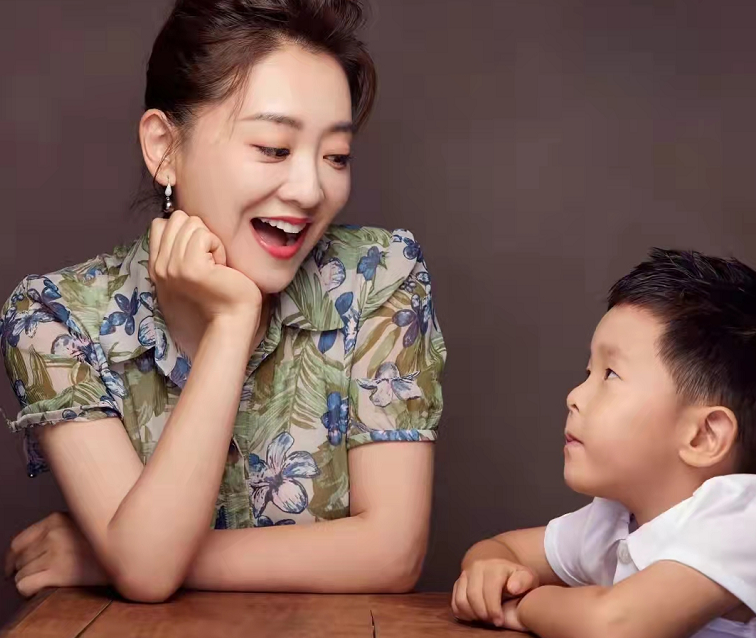 月亮姐姐罕见秀恩爱，甜喊富商老公孩儿他爸，男方长相憨厚显富态