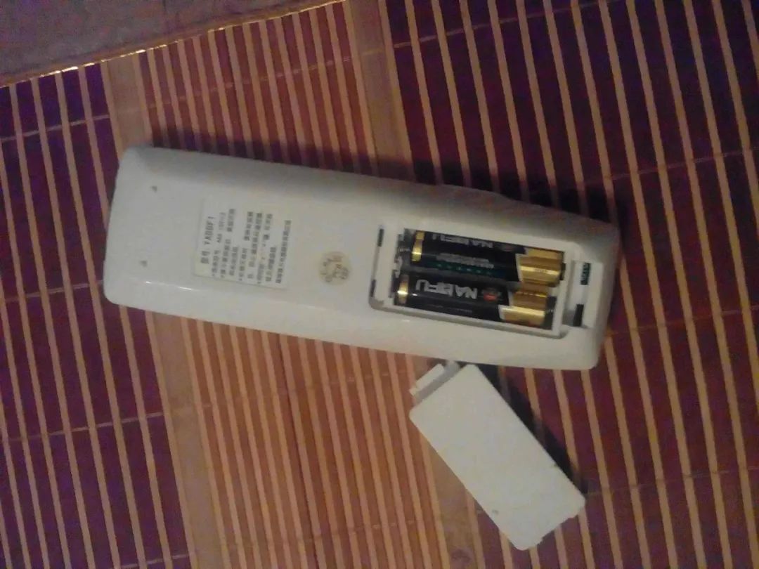 家里的遥控器电池突然没电了，又来不及去买怎么办？