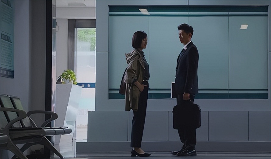 《庭外》首播：夏雨稳健，罗晋入戏，万茜惊艳，悬疑剧该出王炸了