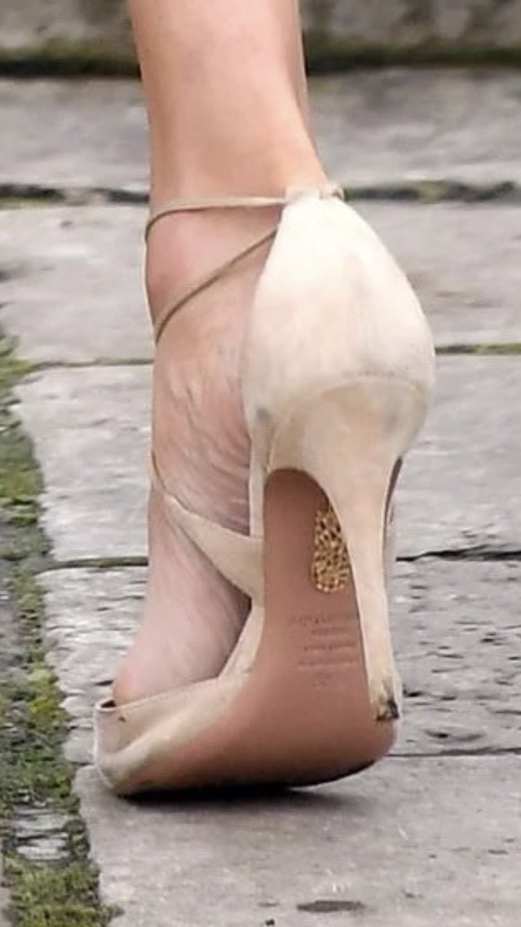 做代言人时顺走的高跟鞋，梅根还在拍订婚照时穿？网友：非常像