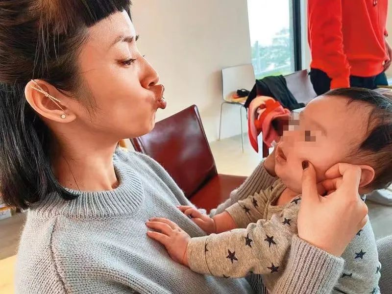 林依晨因老公缺席坐月子患产后抑郁，自我感动式婚姻被外人质疑