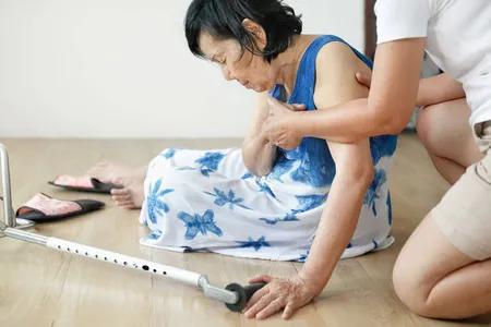 2013年老奶奶自己摔倒讹上小孩，不仅没有讹到钱还让儿子坐了牢