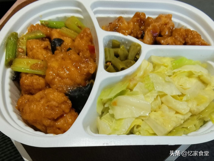 高铁盒饭降价了，为啥还是很少人吃？内部员工：主要有3个原因