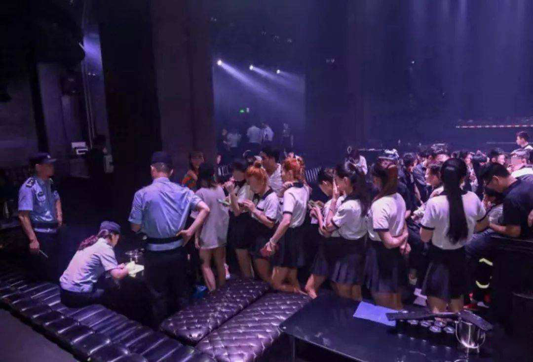 女大学生因想买7000元的裙子，到酒吧做兼职模特，最终结局如何？