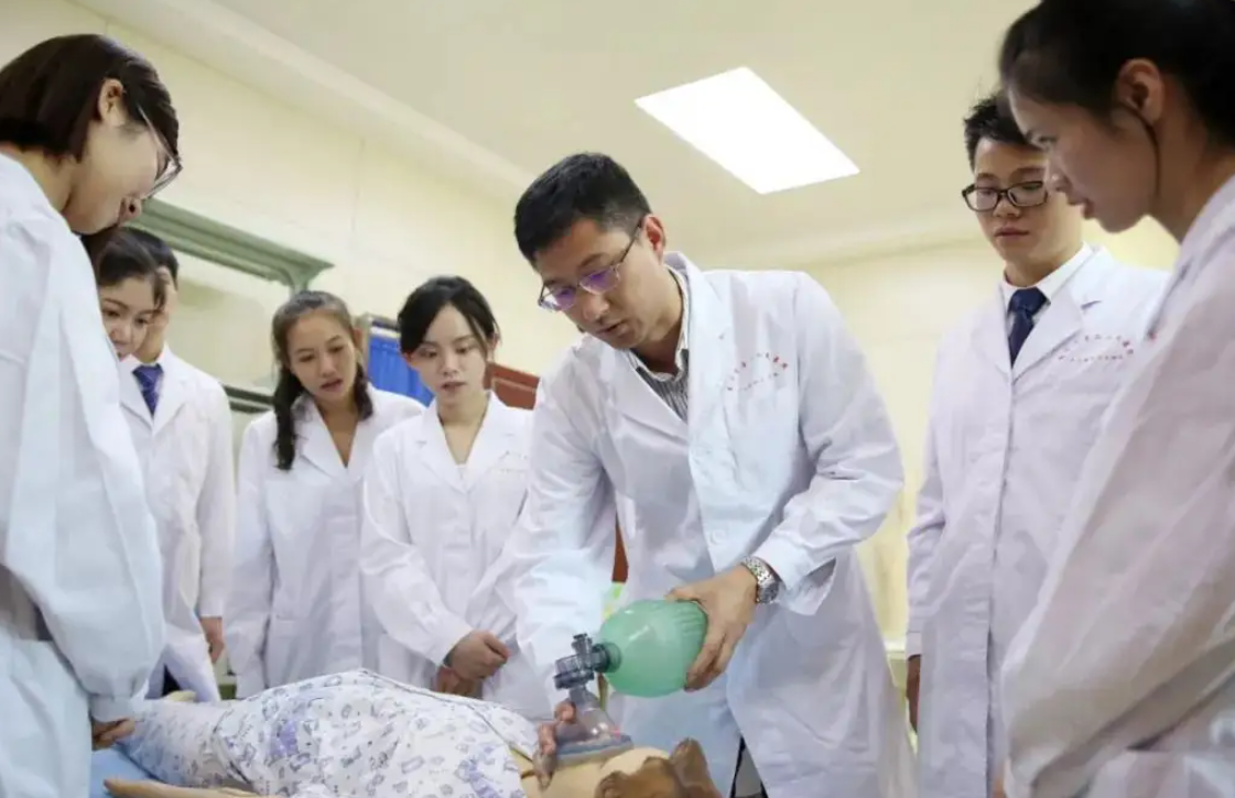 “学医是普通孩子最好的出路”人大教授坦言，医学专业再成香饽饽