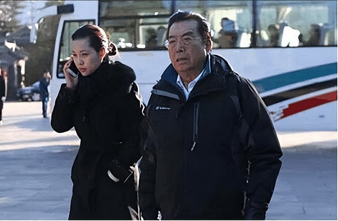 李双江长子李贺：弟弟李天一入狱后，他不计前嫌照顾父亲和继母