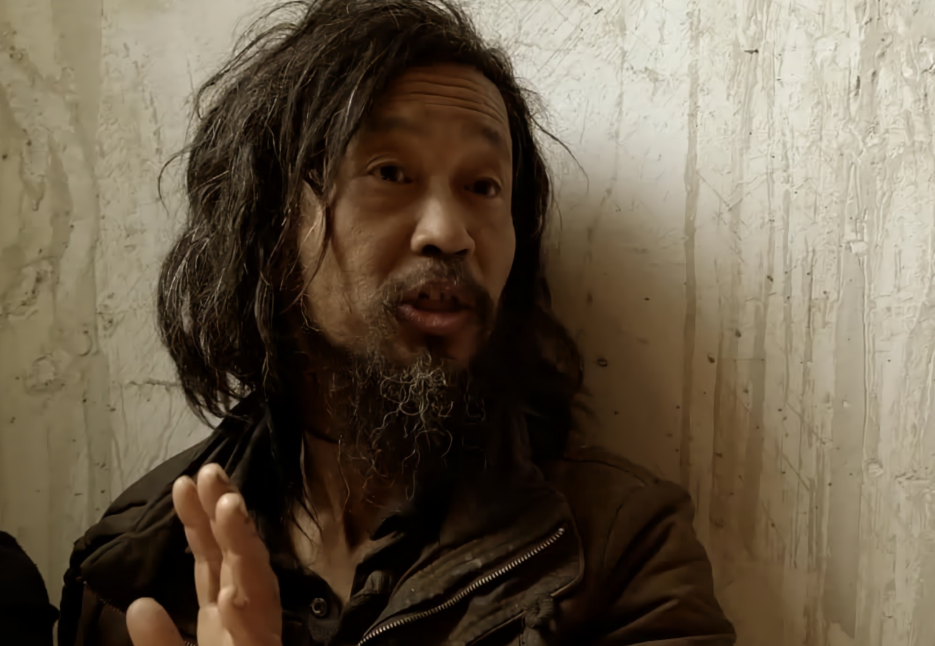 高考状元流浪街头，宛若翻版“流浪大师”：身在流浪，眼里却有光