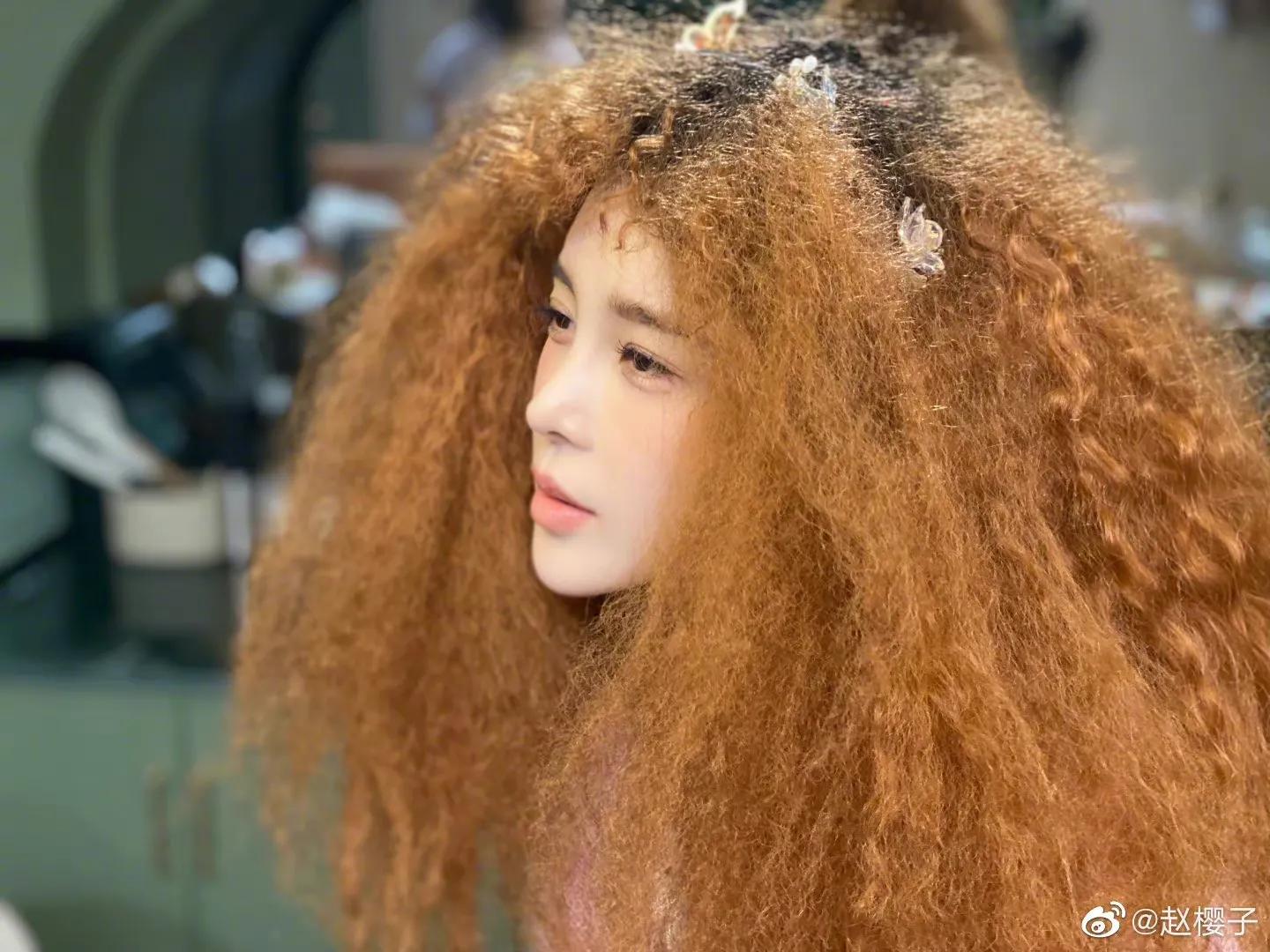 赵樱子cos张蔷爆炸头造型