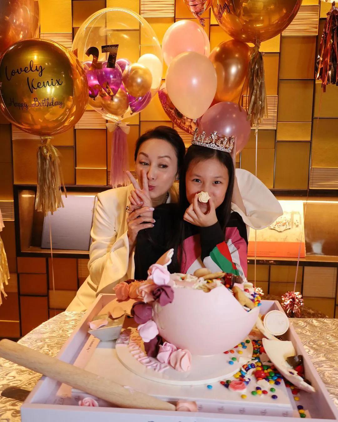 郭可盈51岁生日和家人聚餐画面温馨，熊黛林俩女儿到场为姑姑庆生