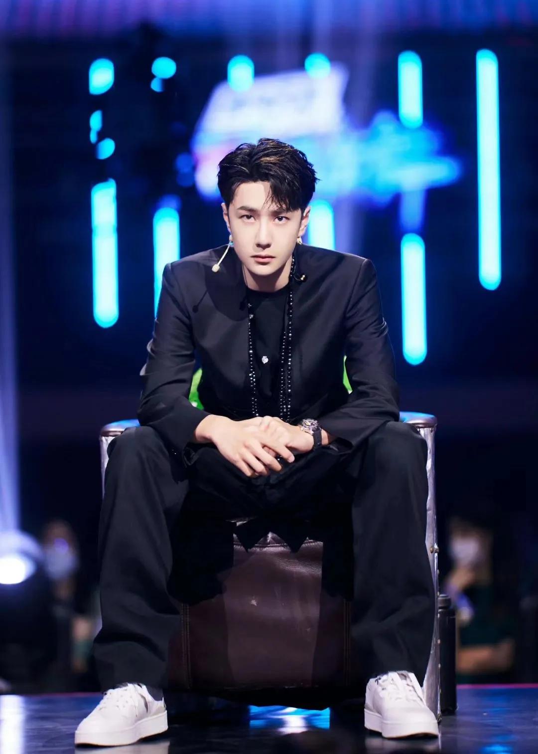 王一博坐姿合集