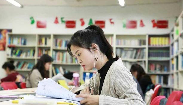 “畅谈数学的样子迷人”，北大学生晒韦神课堂，听课人数力破传言