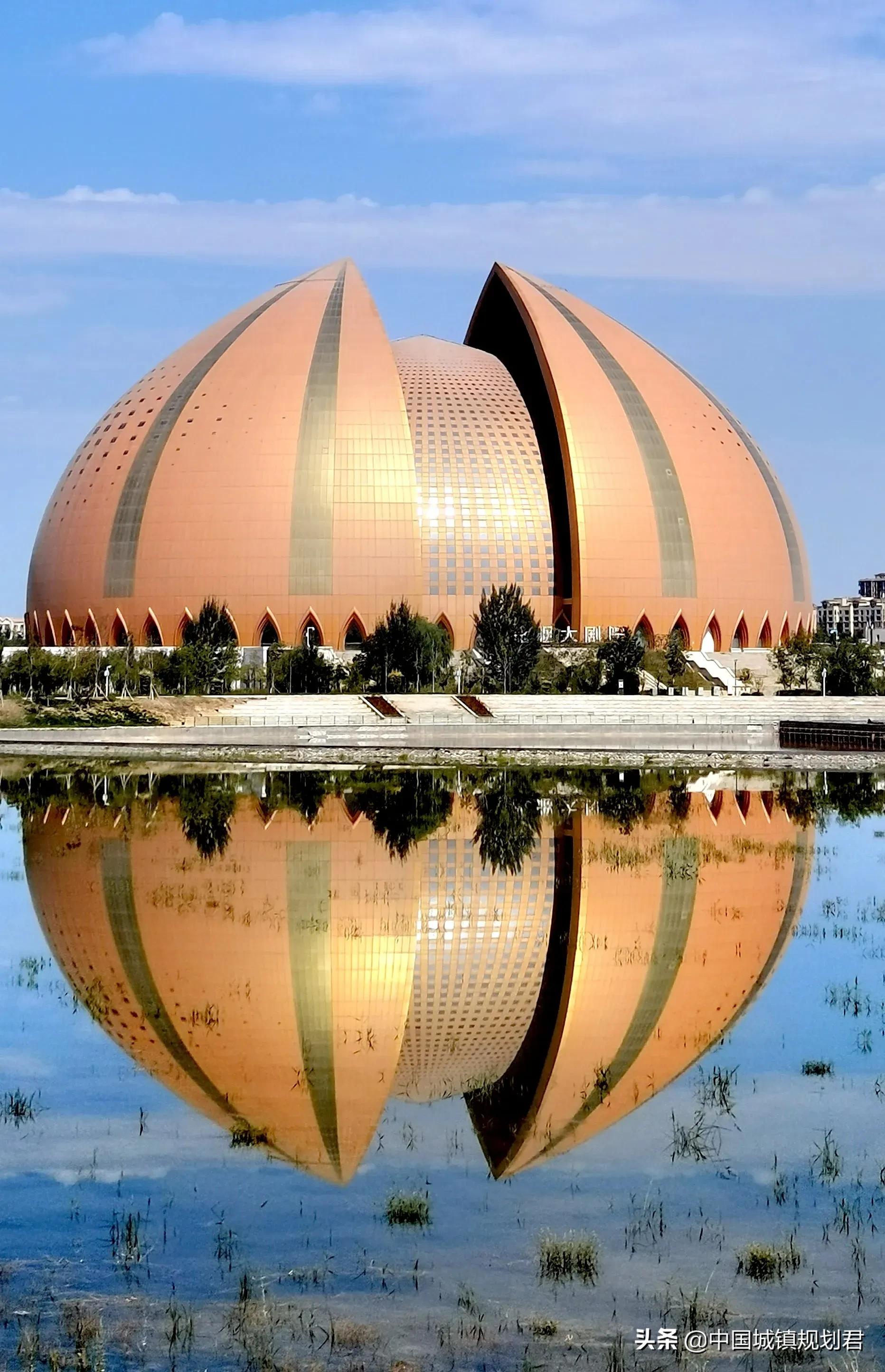 的标志性建筑,比如乌鲁木齐的国际大巴扎,中天广场大厦(中信银行大厦)