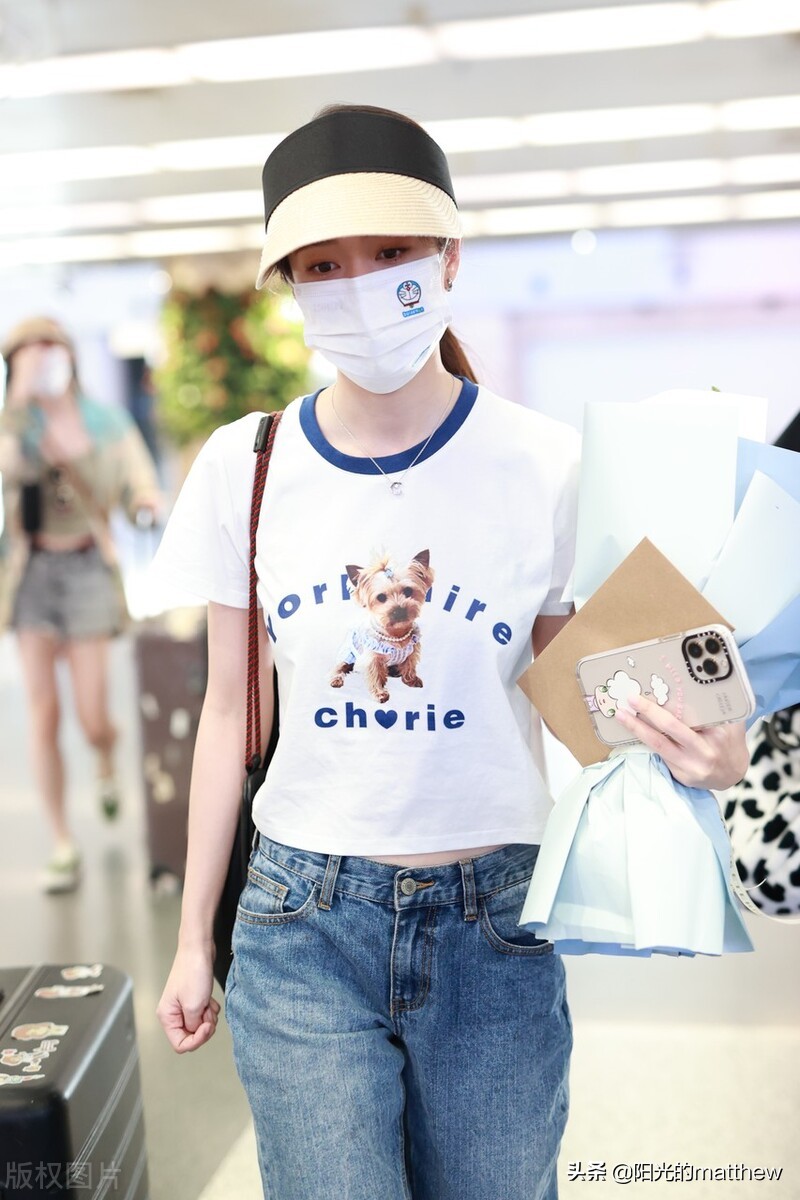 街拍：张雪迎白色卡通露脐T恤+阔腿牛仔裤休闲时髦