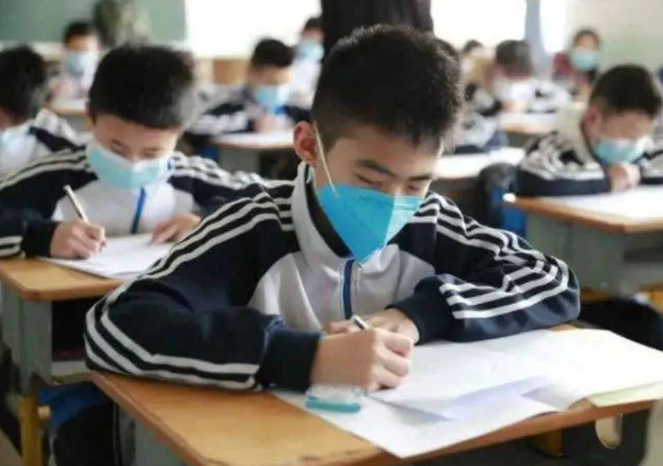 英语“主科”地位动摇了？部分地区降为副科，分数由120降到100