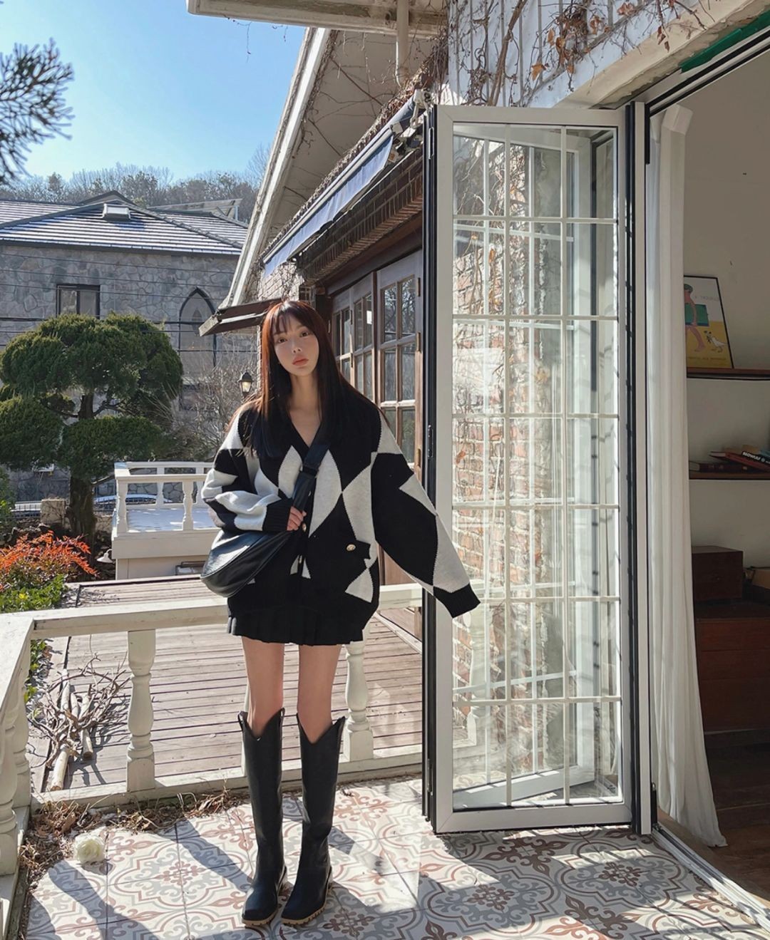 韩国小姐姐适合“冷淡风”，选择简约色服饰搭配，造型轻奢又高级