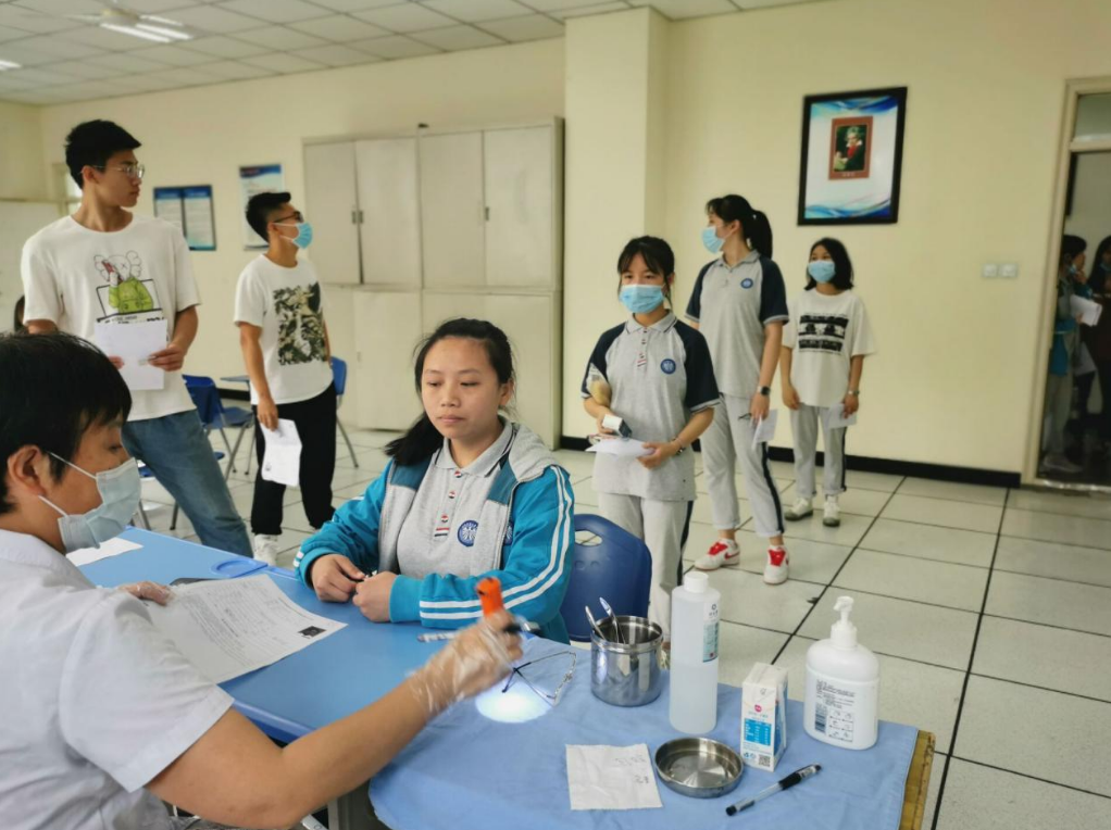 高考体检时的“名场面”，个别学生“脱光光”，还有的吓成表情包