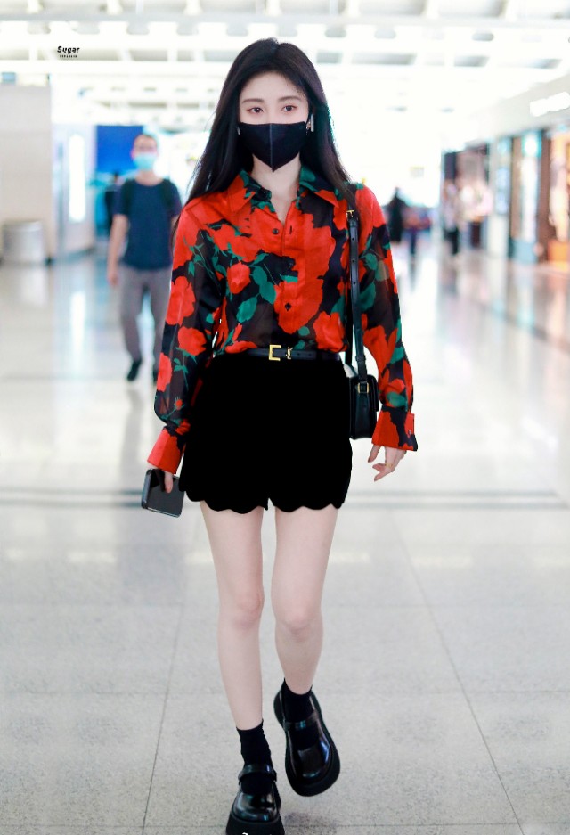 鞠婧祎花衬衫搭配黑色迷你短裤和玛丽珍鞋，好有港风范