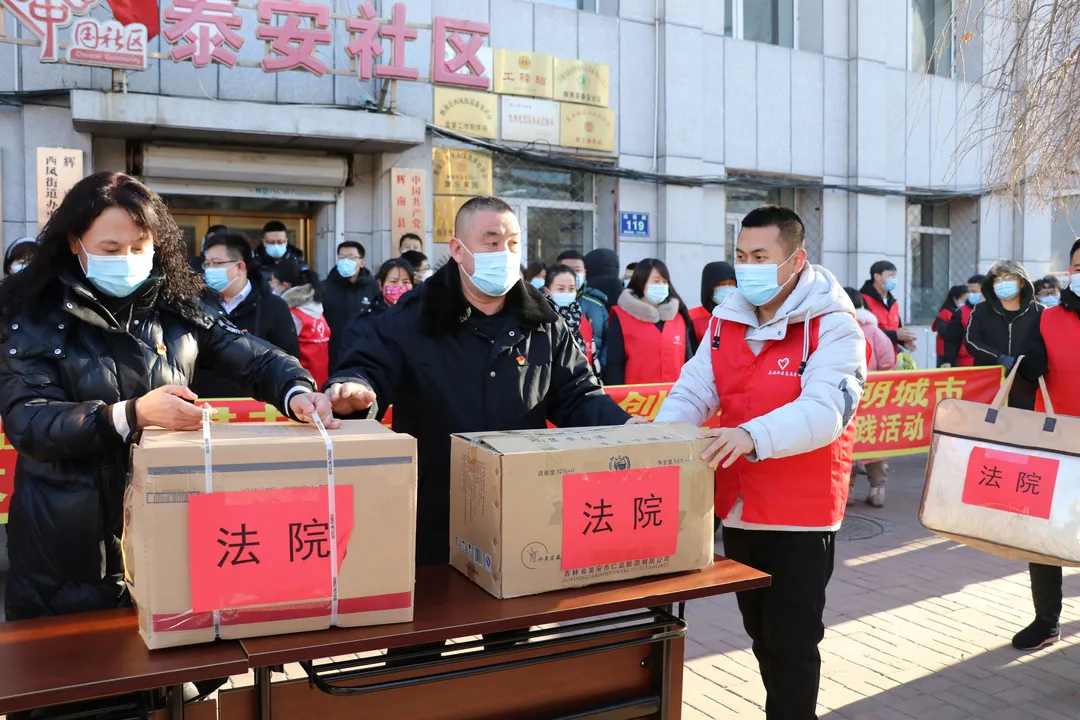 辉南县人民法院走进社区送温暖