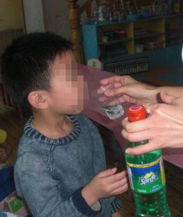 故事：农村14岁少年每天疯狂喝水,一天能喝30斤,他的身体有何不同