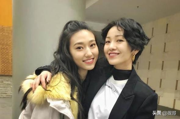 女心理师中隐藏着两位才女：一位做过乐队主唱，一位上过最强大脑