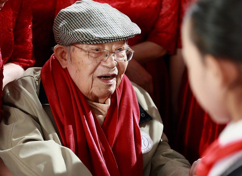 著名词作家乔羽因病去世，享年95岁，代表作有《让我们荡起双桨》