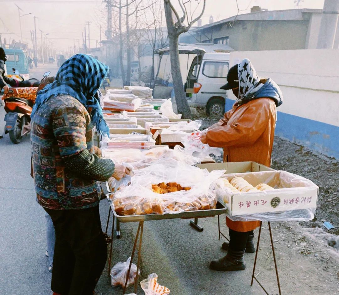 赶大集丨这边瞧！锦州市太和区女儿河大集上的氛围感！逛逛东北的大集都有啥好吃的