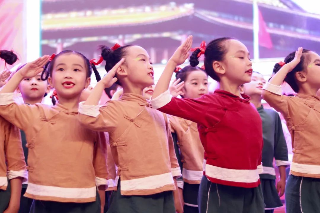 天府新区华阳实验小学举行“童星耀五月·艺术绽花开”群舞比赛