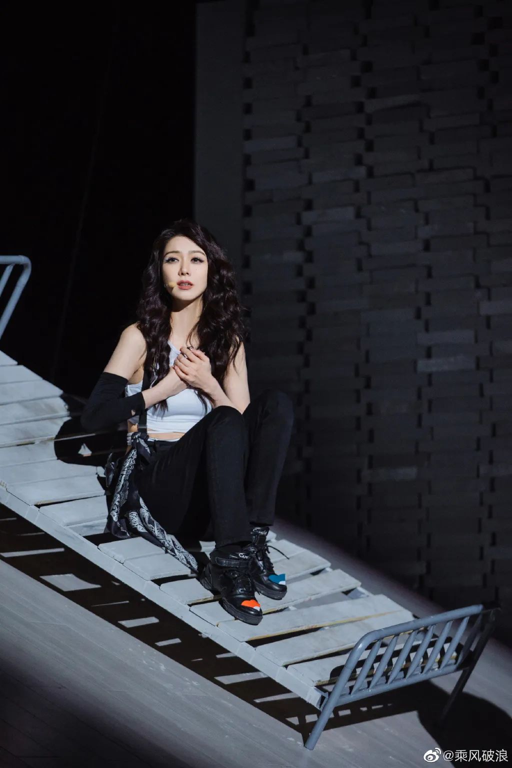 《乘风破浪》太卷了：蔡卓妍11厘米内增高，王心凌马丁靴1万4