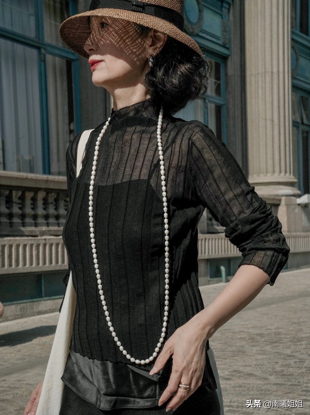 这是我见过最优雅的50+妈妈，不露腰不秀腿，却比明星还有气质