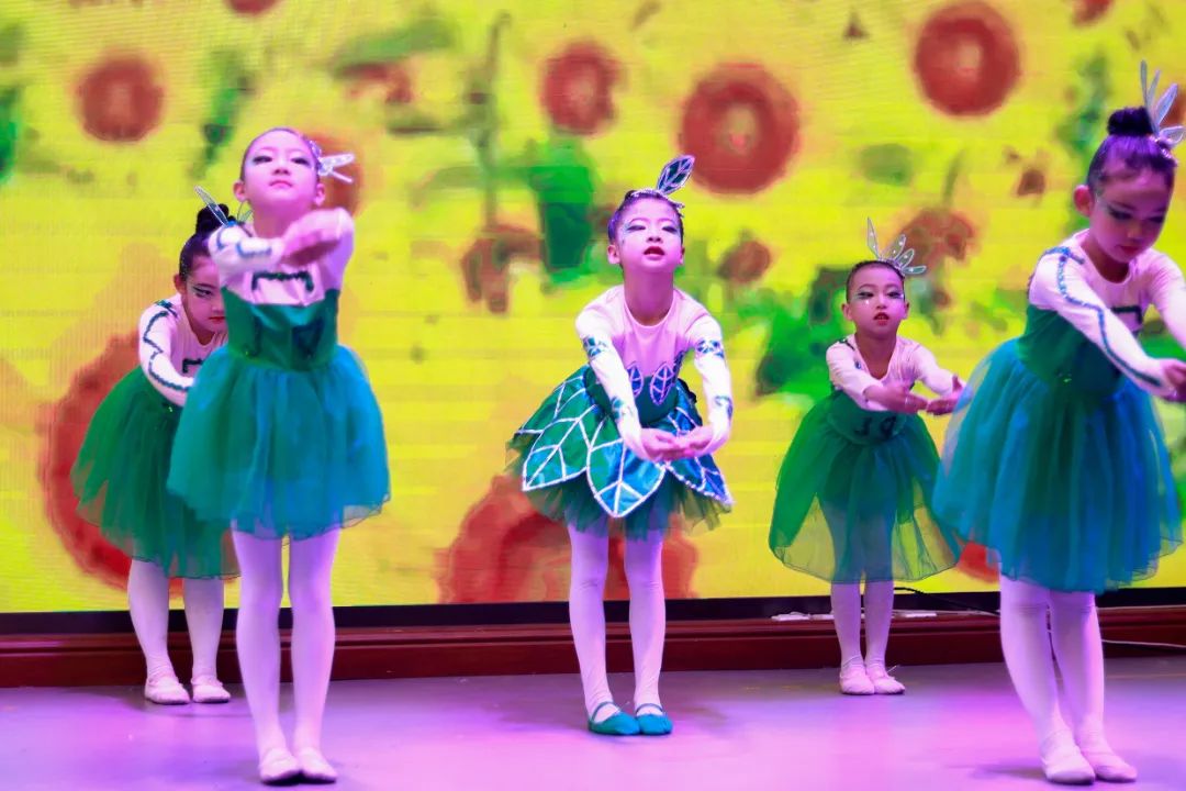 天府新区华阳实验小学举行“童星耀五月·艺术绽花开”群舞比赛