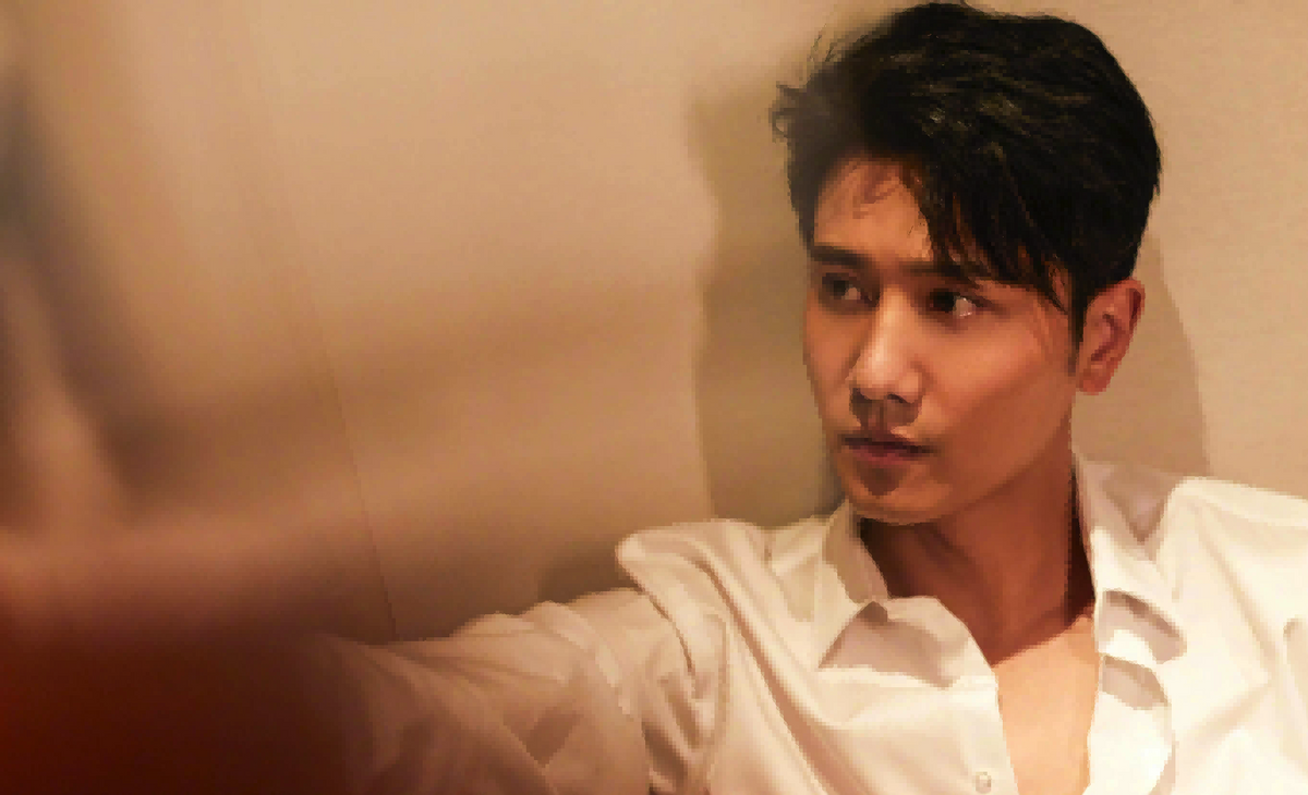 同样是“眼镜造型”，把肖战王一博和吴启华放一起，差距就出来了