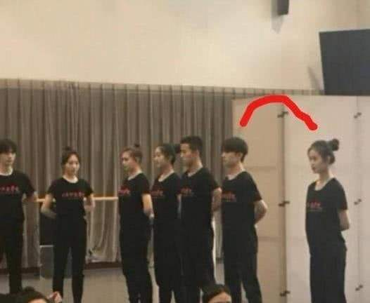 明星校园生活大不同！AB一周10块钱，郑恺开豪车上学，杨紫接地气