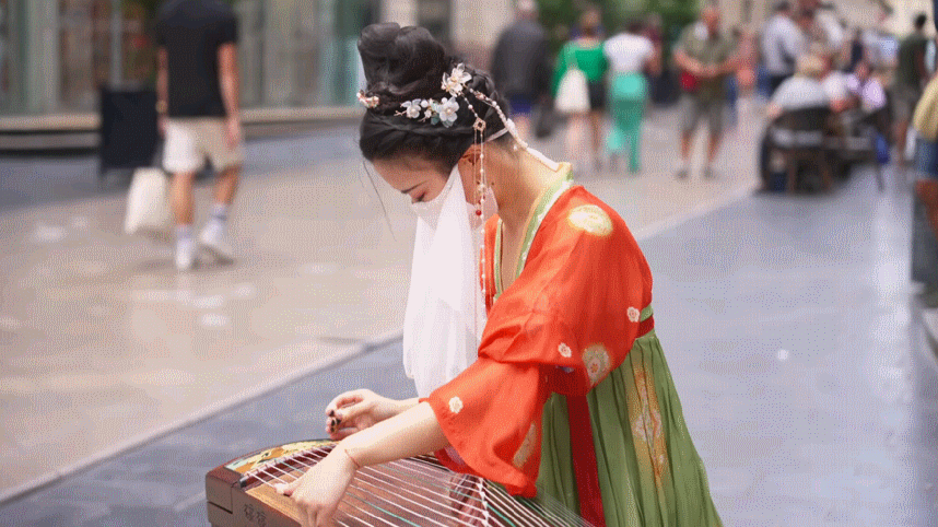 Dior抄袭中国马面裙设计，留学生们发起抗议，要求停止文化挪用