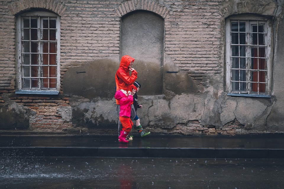 雨中乘车：每个人都如回家的亲人，这真是一种奇怪的感觉