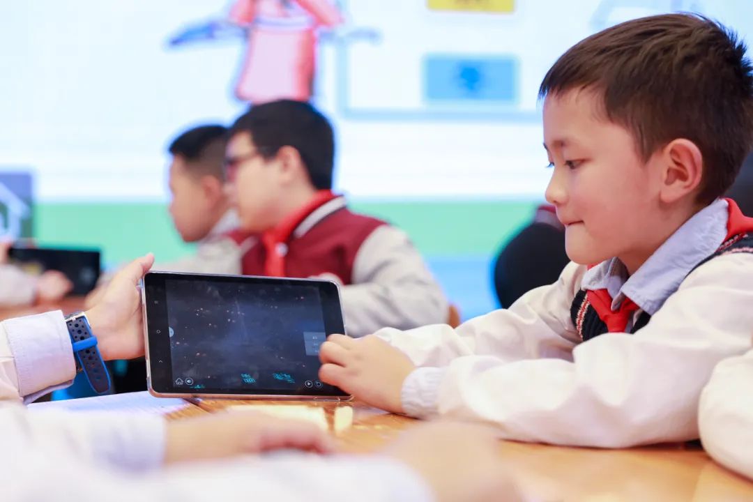 华阳实验小学扎实推进学校课堂教学改革率先引入AR情境教学
