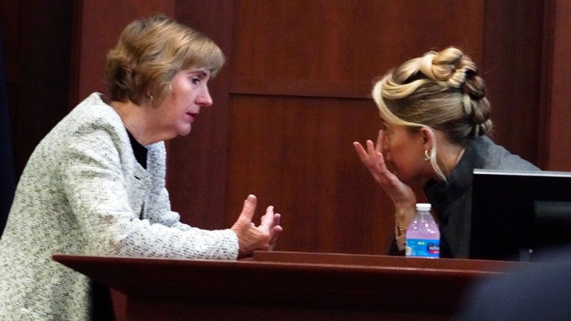 德普前妻花4000万请的顶级律师偷偷哭了，不认同也要硬着头皮辩护