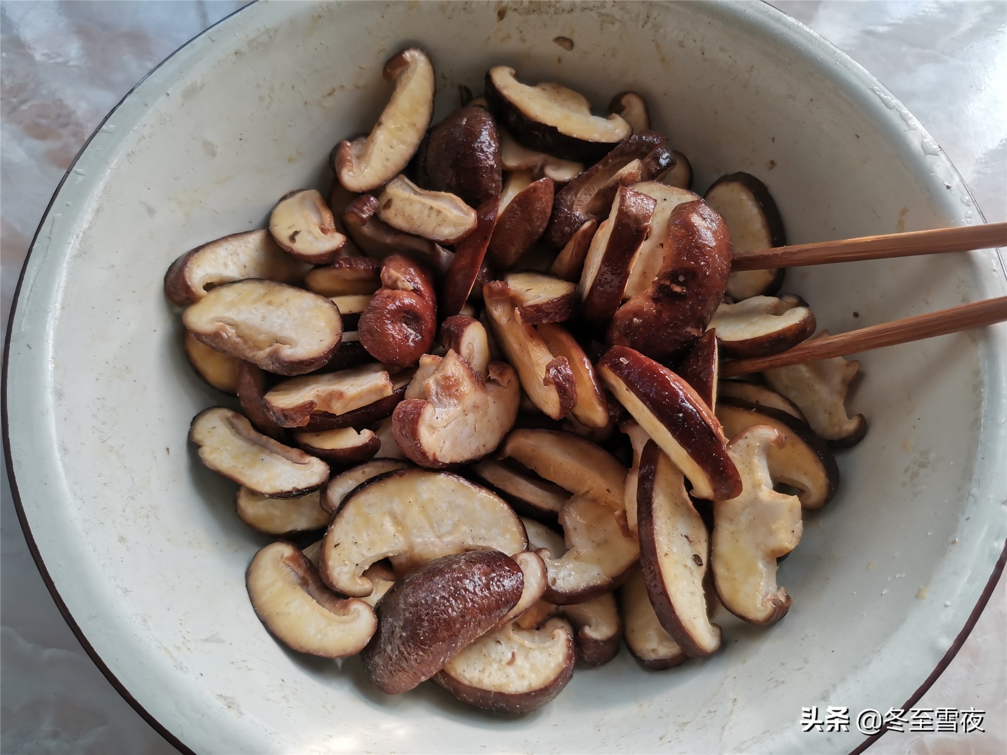 炸香菇教你这样做，不用焯水，做出的香菇外酥里嫩，比吃肉还香