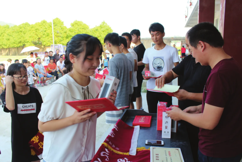 这所大学“真豪横”，设有37个食堂和5个地铁站，是上学还是享受