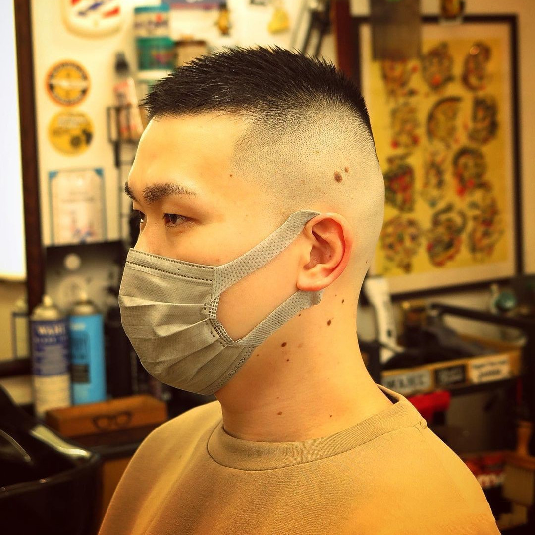 美式寸头来自美国大兵的发型,因为欧美人头发细软,即便剪成寸头,头发