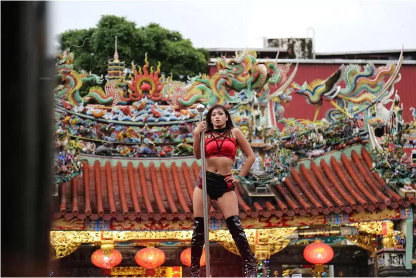 魔幻台湾:在妈祖庙前看钢管舞,在送葬队里看比基尼
